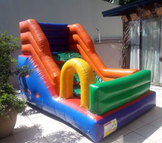 Mini tobogã inflável colorido